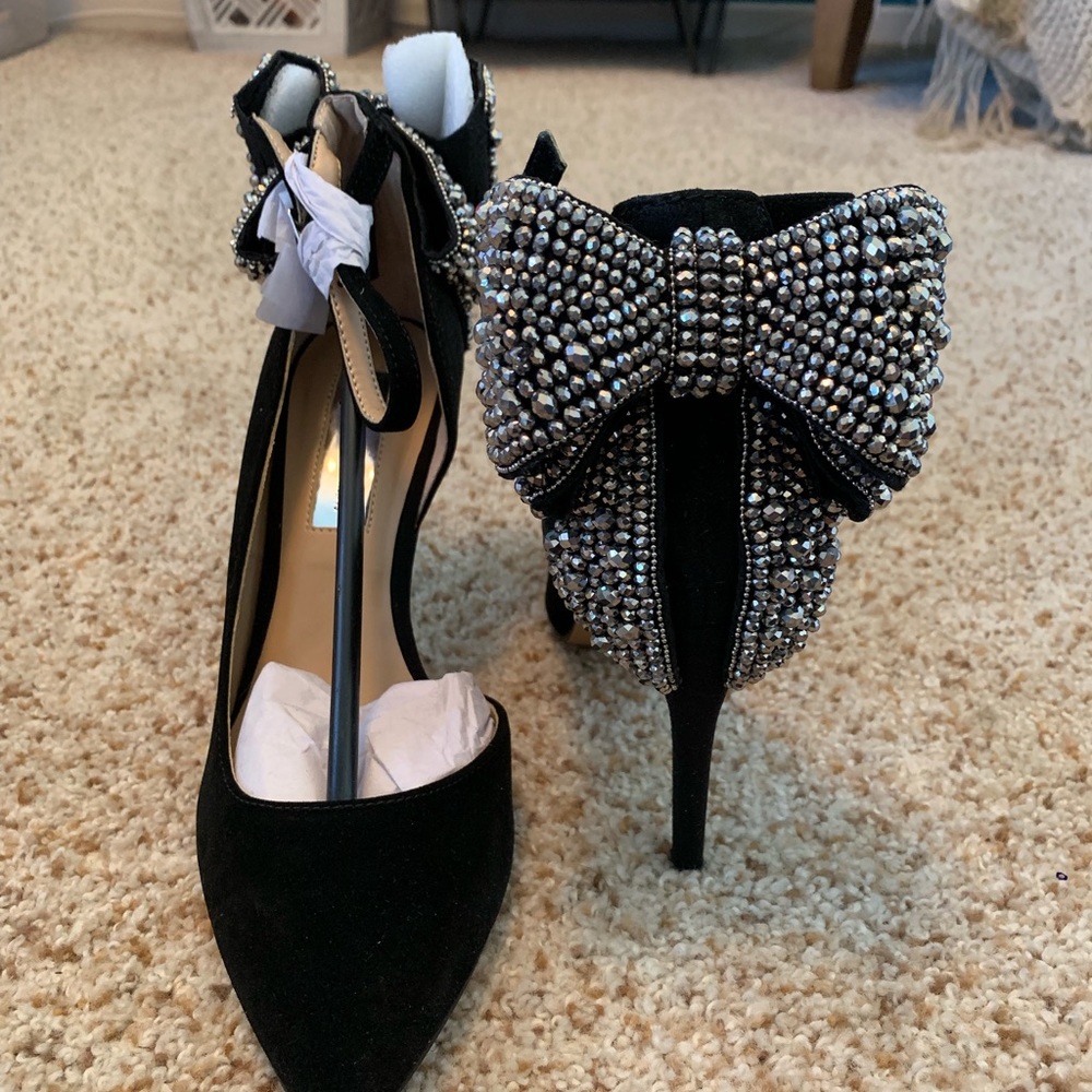 Brand new 6.5 INC bow heels!